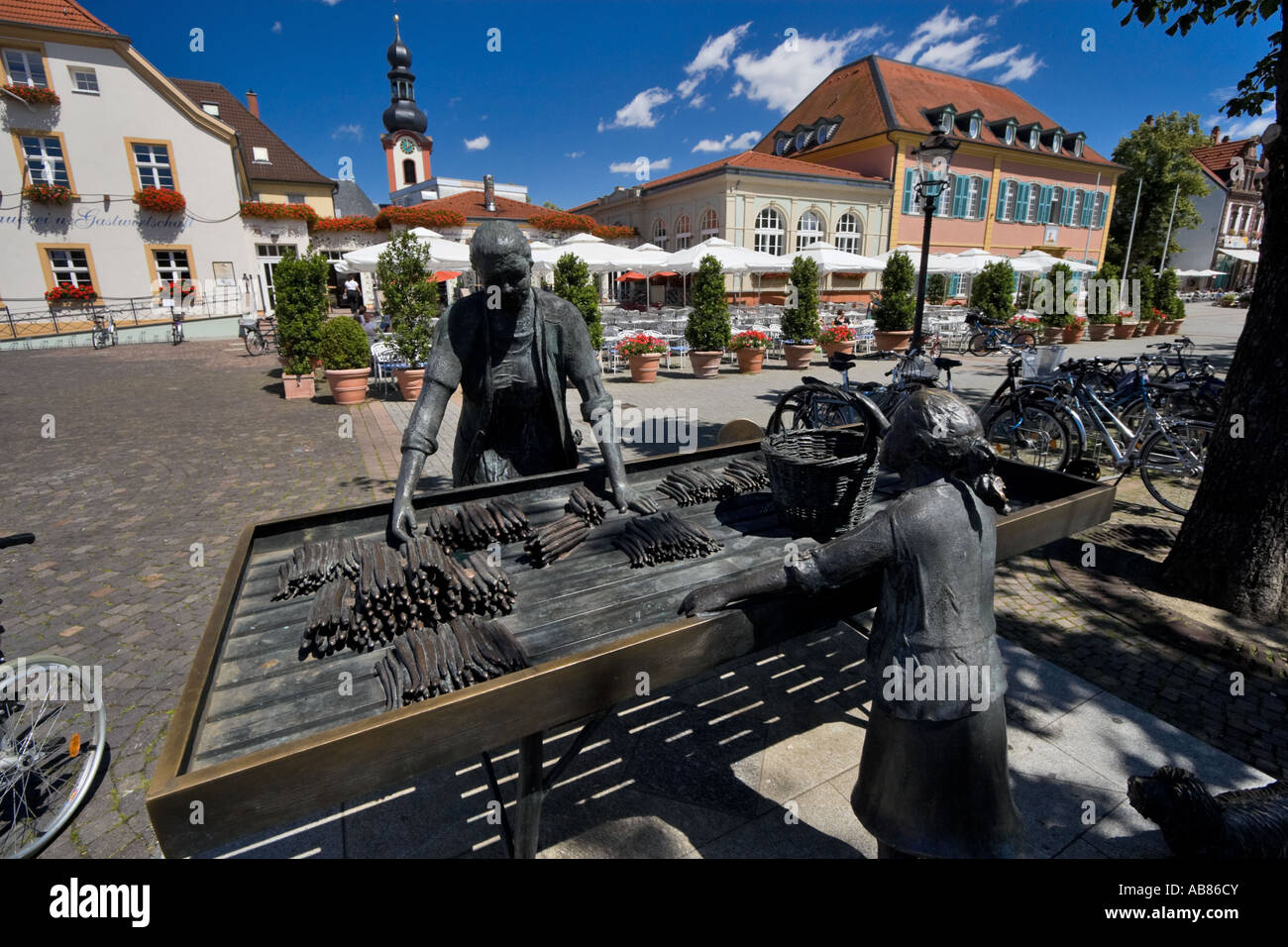 Statue von einem Spargel Lieferanten auf Schwetzingen Marktplatz, in der Nähe von Heidelberg Deutschland Stockfoto