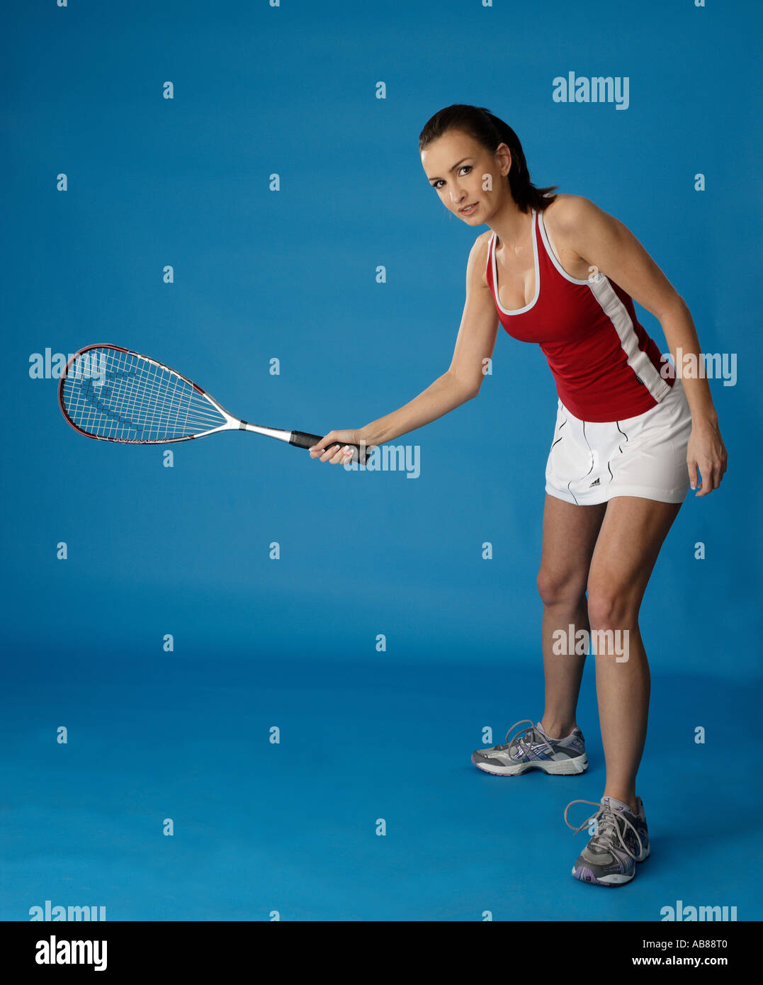Porträt einer jungen Darkhaired Frau im Sport-Outfit, squash spielen Stockfoto