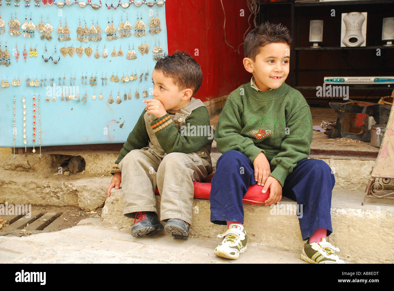 Zwei kleine Jungs vor Schmuck shop Fez Morokko Stockfoto