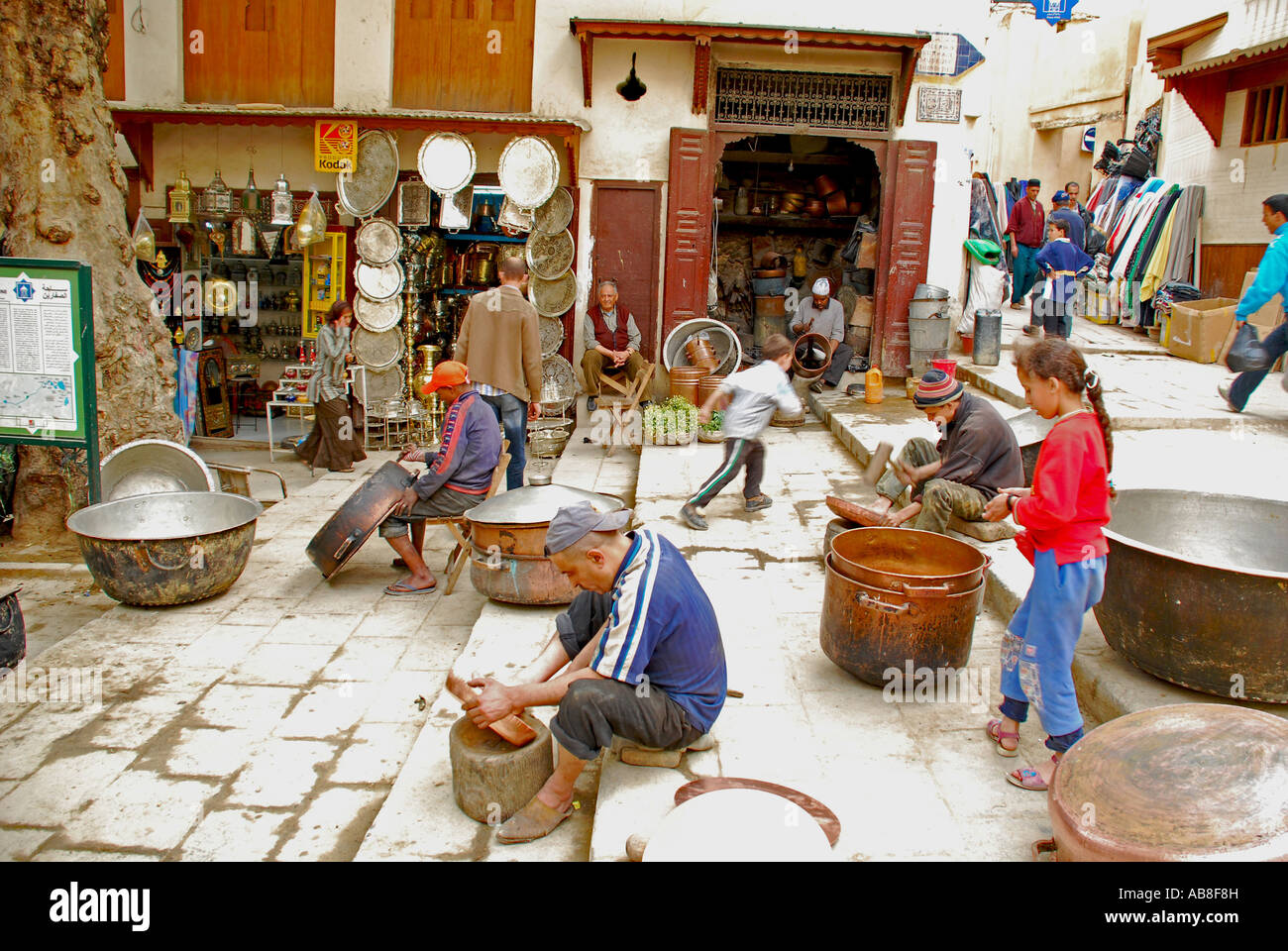 Kupferschmieden im Ort Seraffin Medina von Fes Marokko Stockfoto