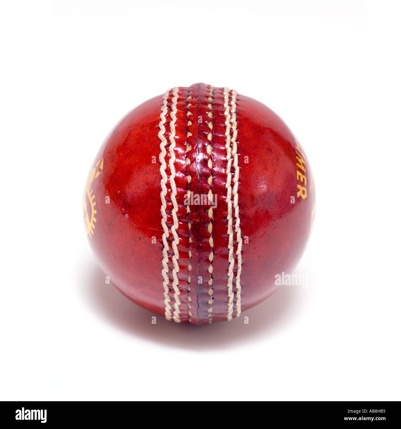 Rote Leder Cricketball auf weißem Hintergrund Stockfoto