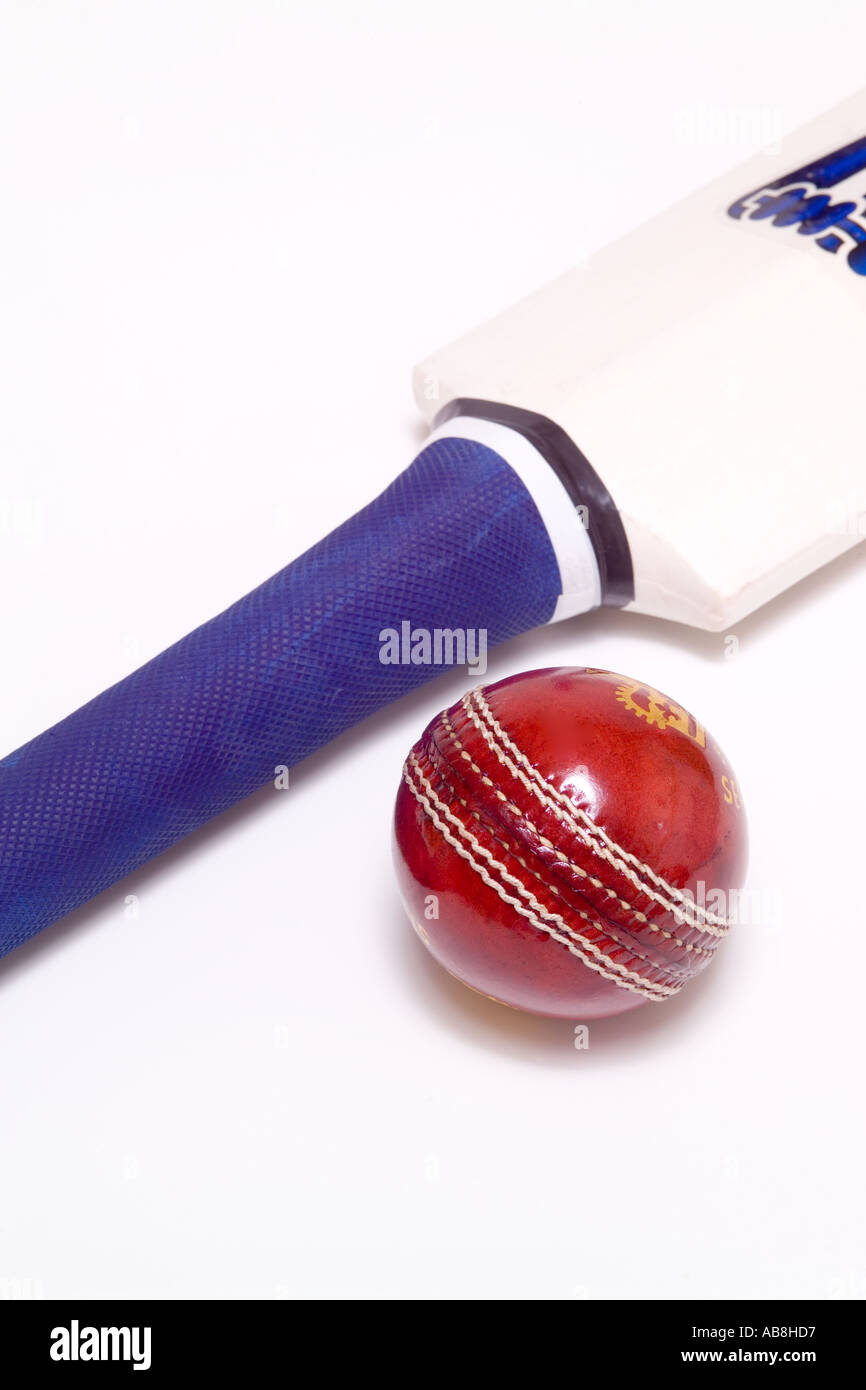 Rote Leder Cricketball und Schläger auf weißem Hintergrund Stockfoto
