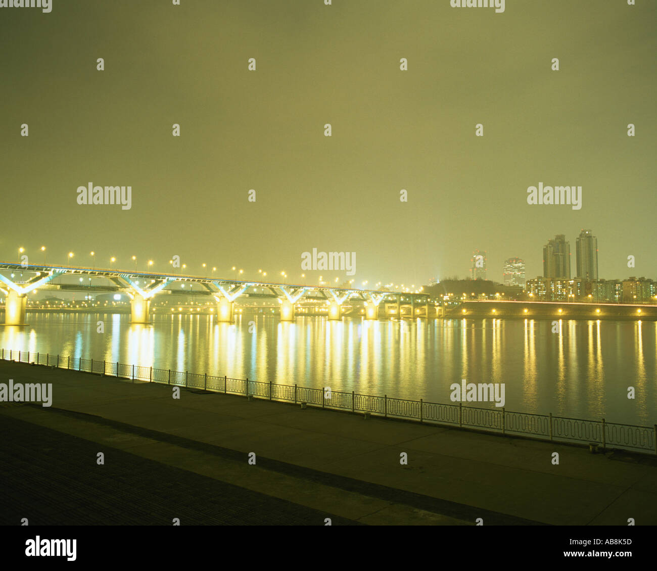 Beleuchtete Hangang-Fluss Stockfoto