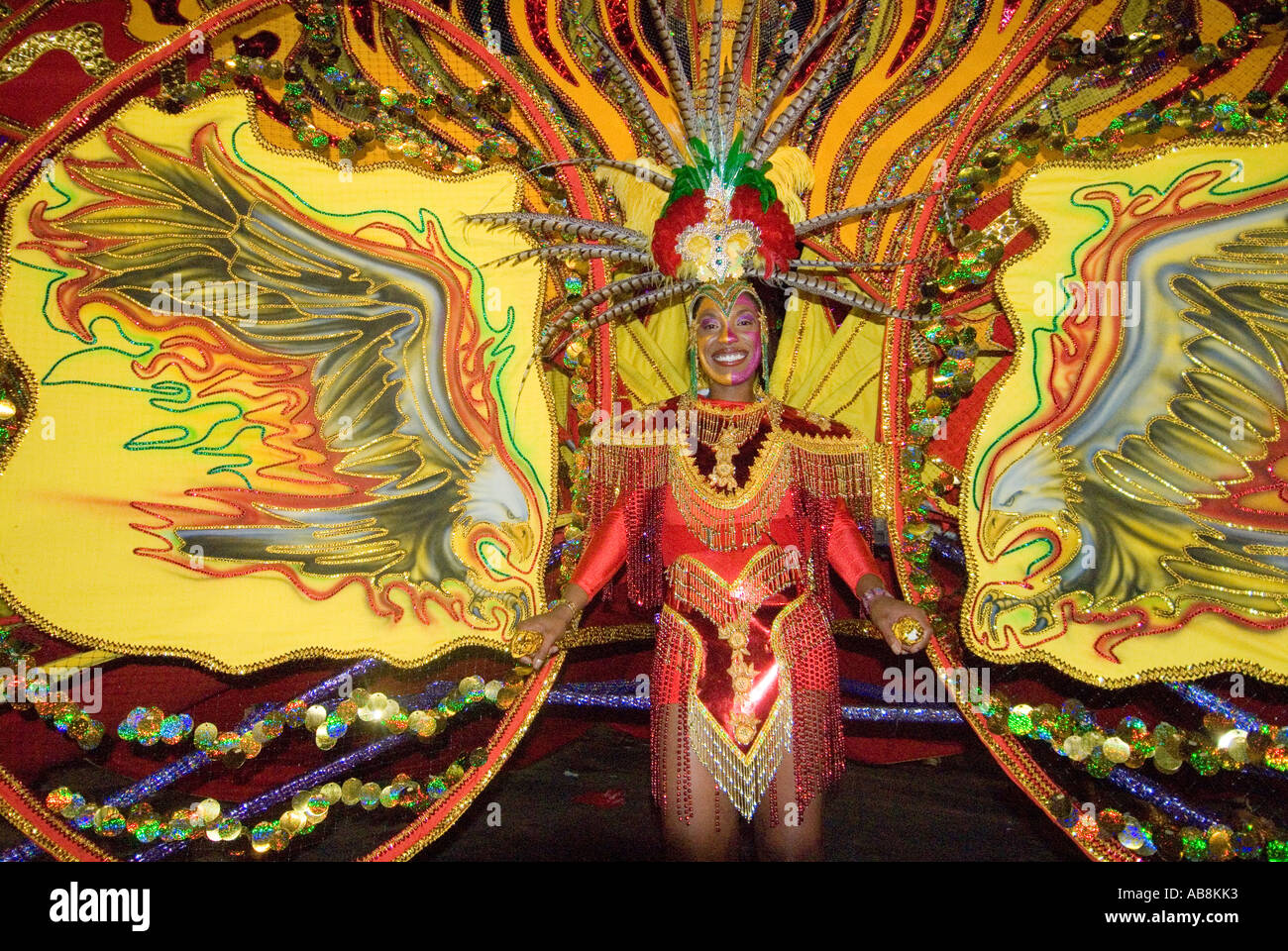 West Indies Trinidad Port Of Spain Karneval 2006 König und Königin Wettbewerb auf der Hauptbühne Finalisten in den bunten aufwändigen Kostümen Stockfoto