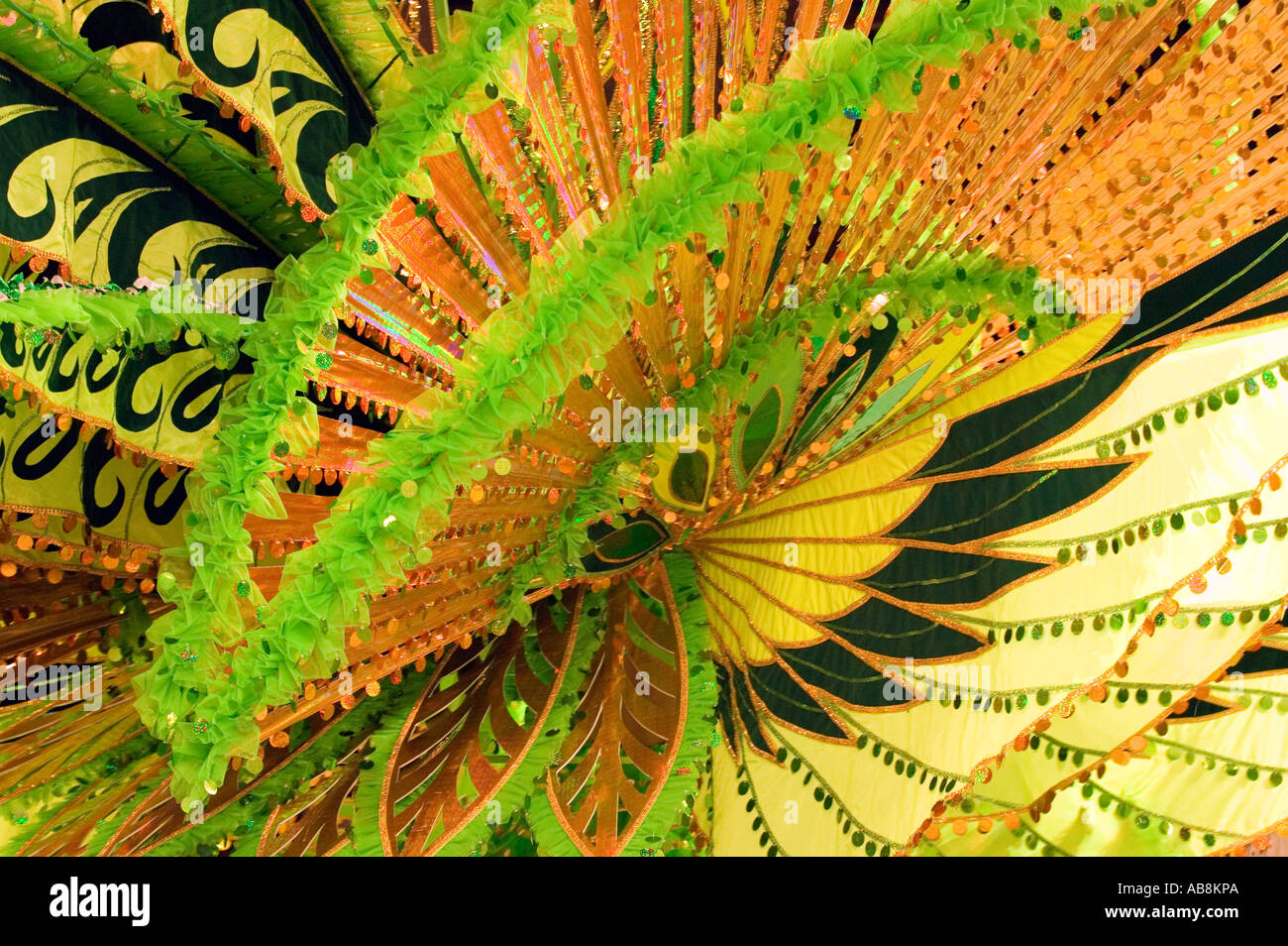 West Indies Trinidad Karneval König und Königin Wettbewerb auf der Hauptbühne Finalisten in den bunten aufwändigen Kostümen Stockfoto