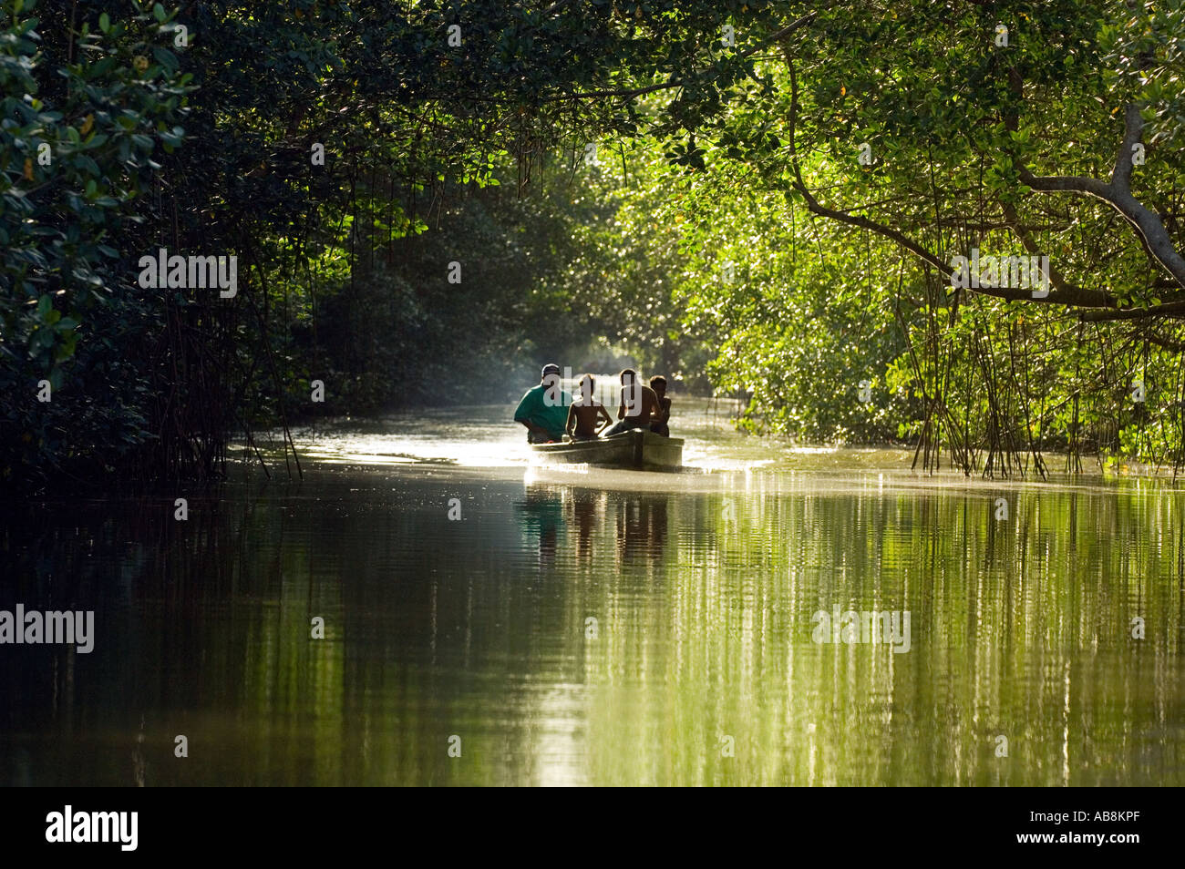 West Indies Trinidad Caroni Bird Sanctuary Boot mit Touristen, die die Navigation durch Mangrovensumpf Caroni Bird Sanctuary Stockfoto