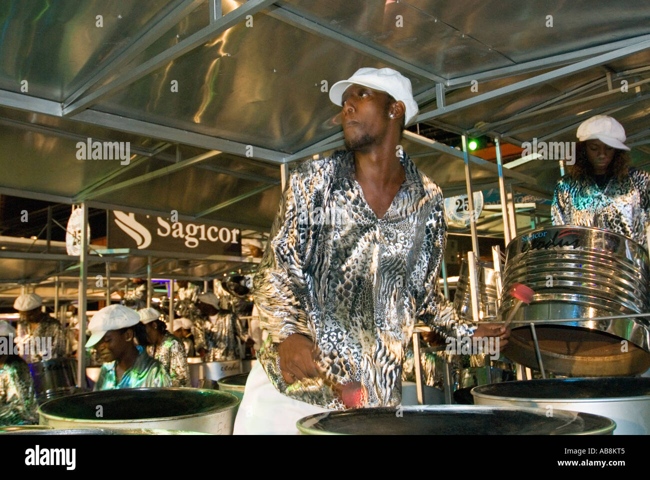 Westen Indie Trinidad Karneval Port Of Spain Dimanche Gras Steel Pan Band Wettbewerb Hauptbühne Queens Park Savannah Stockfoto