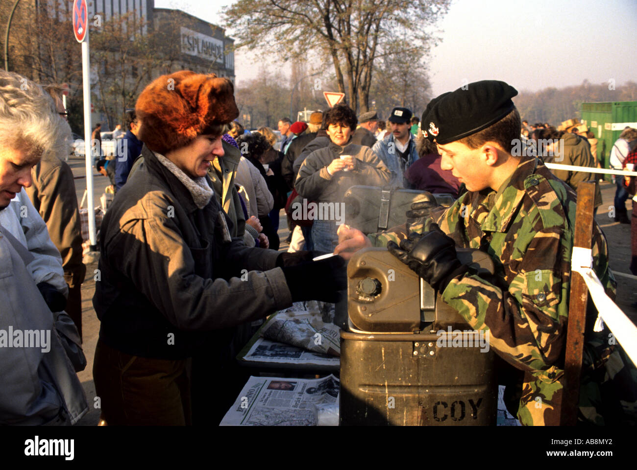 Deutschland Berlin die Mauer abgebaut 1989 Menschen Stockfoto