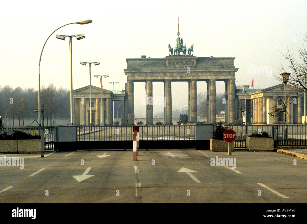 Deutschland Berlin die Mauer abgebaut November 1989 Menschen The Brandenburg Gate Tor Stockfoto