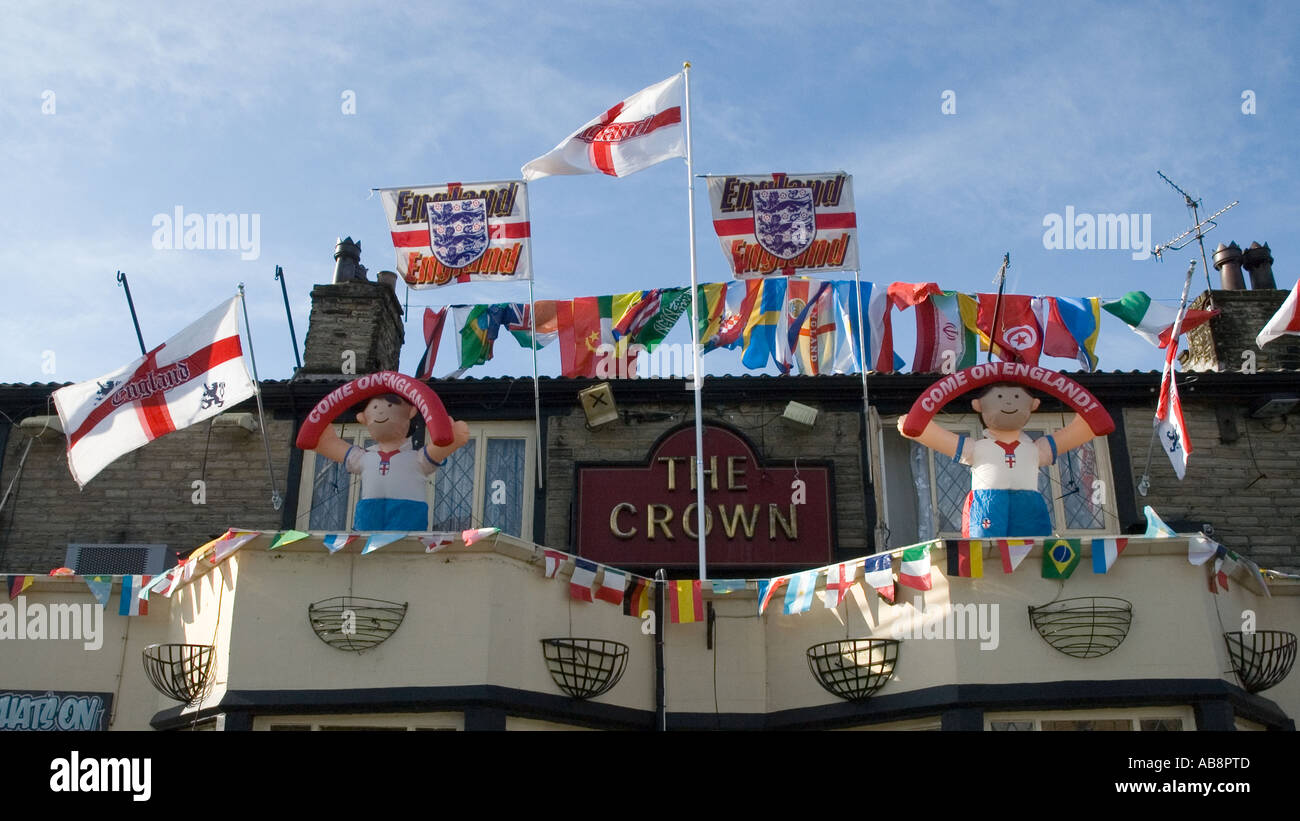 England Fahnen, transparenten und Farben von den anderen teilnehmenden Nationen in 2006 Fußball-Weltmeisterschaft auf dem Display vor einem Pub. Stockfoto