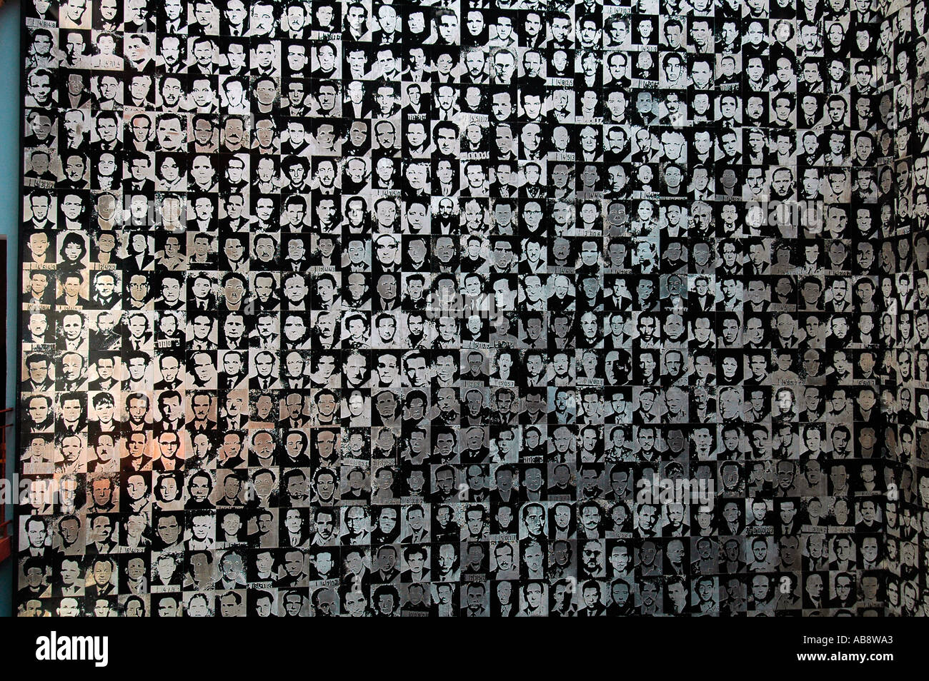 Installation von Fotos mit Opfer der ungarischen kommunistischen Regime angezeigt Haus des Terrors Haza Museum in Budapest, Ungarn Stockfoto