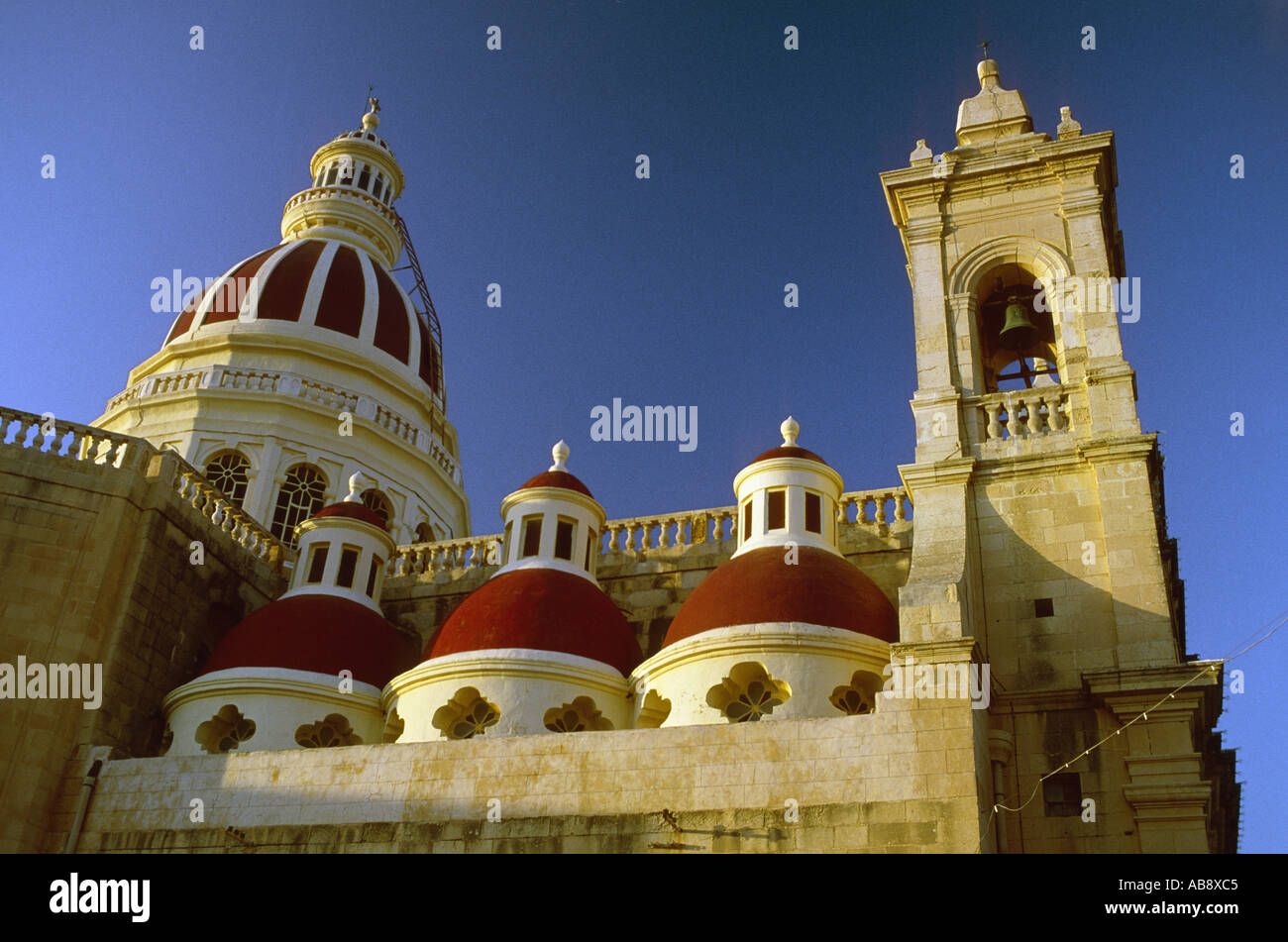 Kirche von San Lawrenz, erbaut 1886-1889, mit Kuppeln und Glockentürme, mediterranen Stil, Malta, Gozo, San Lawrenz. Stockfoto
