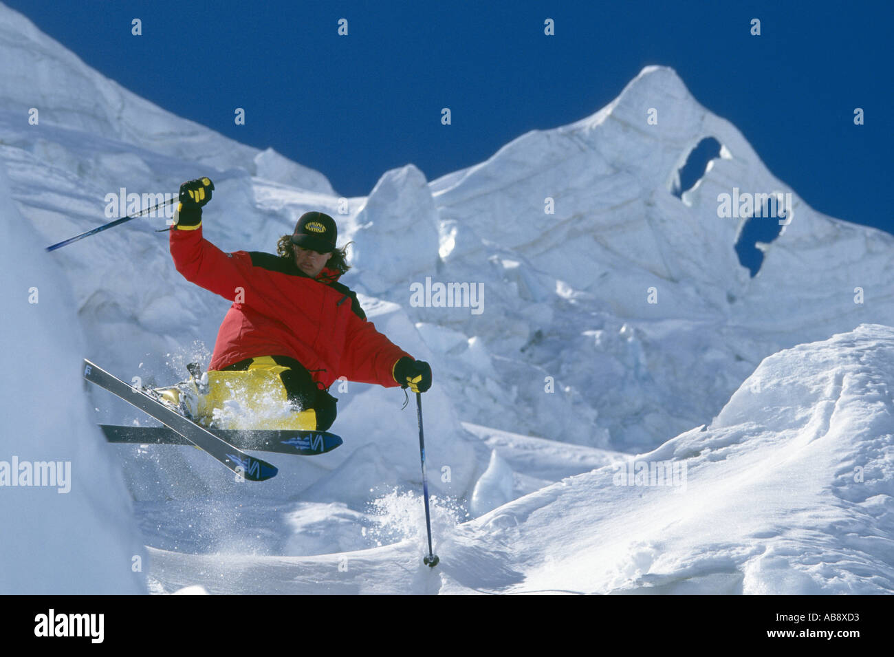 Skifahrer, die Rennen durch Spielwarenabteilung Gletscherlandschaft geformt. Stockfoto