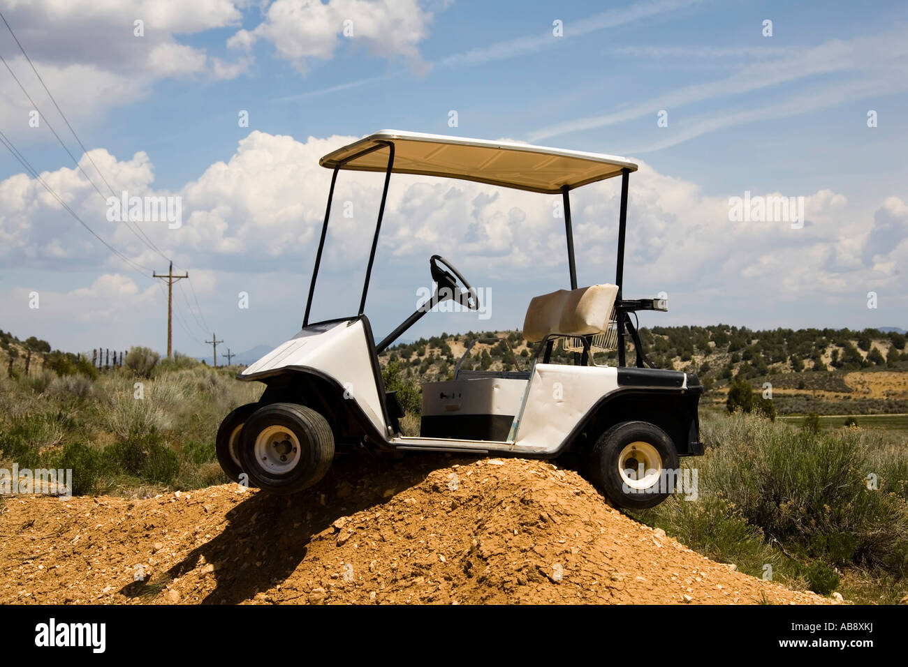 Golf-Cart, hohe zentriert auf einem Schmutz-Hügel Stockfoto