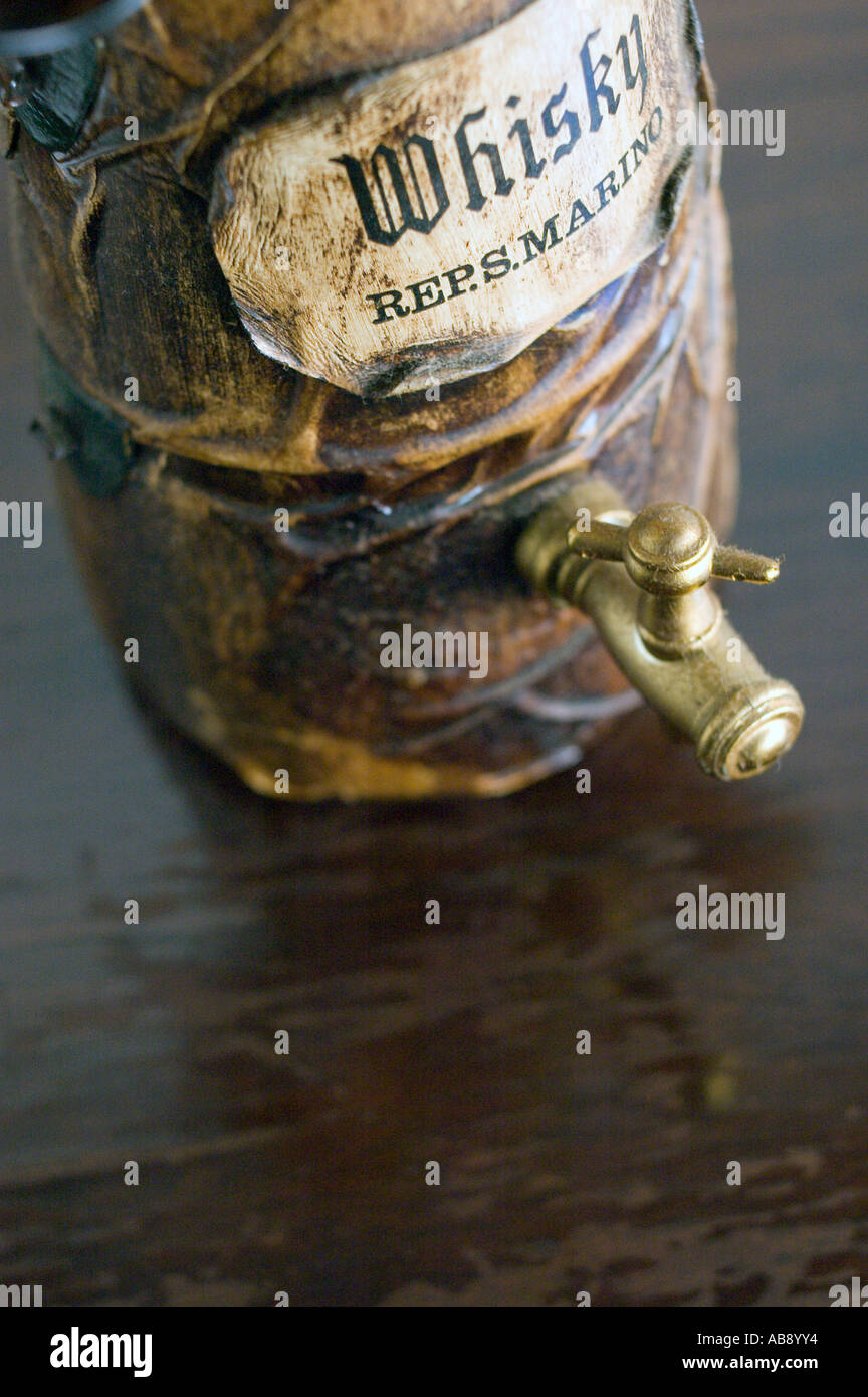 Whisky-Flasche der Repubblica di San Marino, Italien, Nahaufnahme, mit Kork  auf einem Holztisch Stockfotografie - Alamy