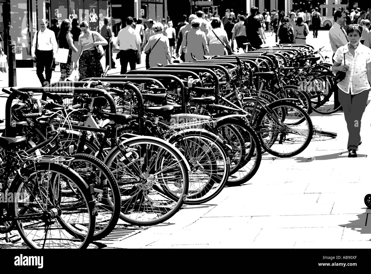 Monochrom Posterised Bild der Fahrradständer in der geschäftigen Cambridge Street Stockfoto