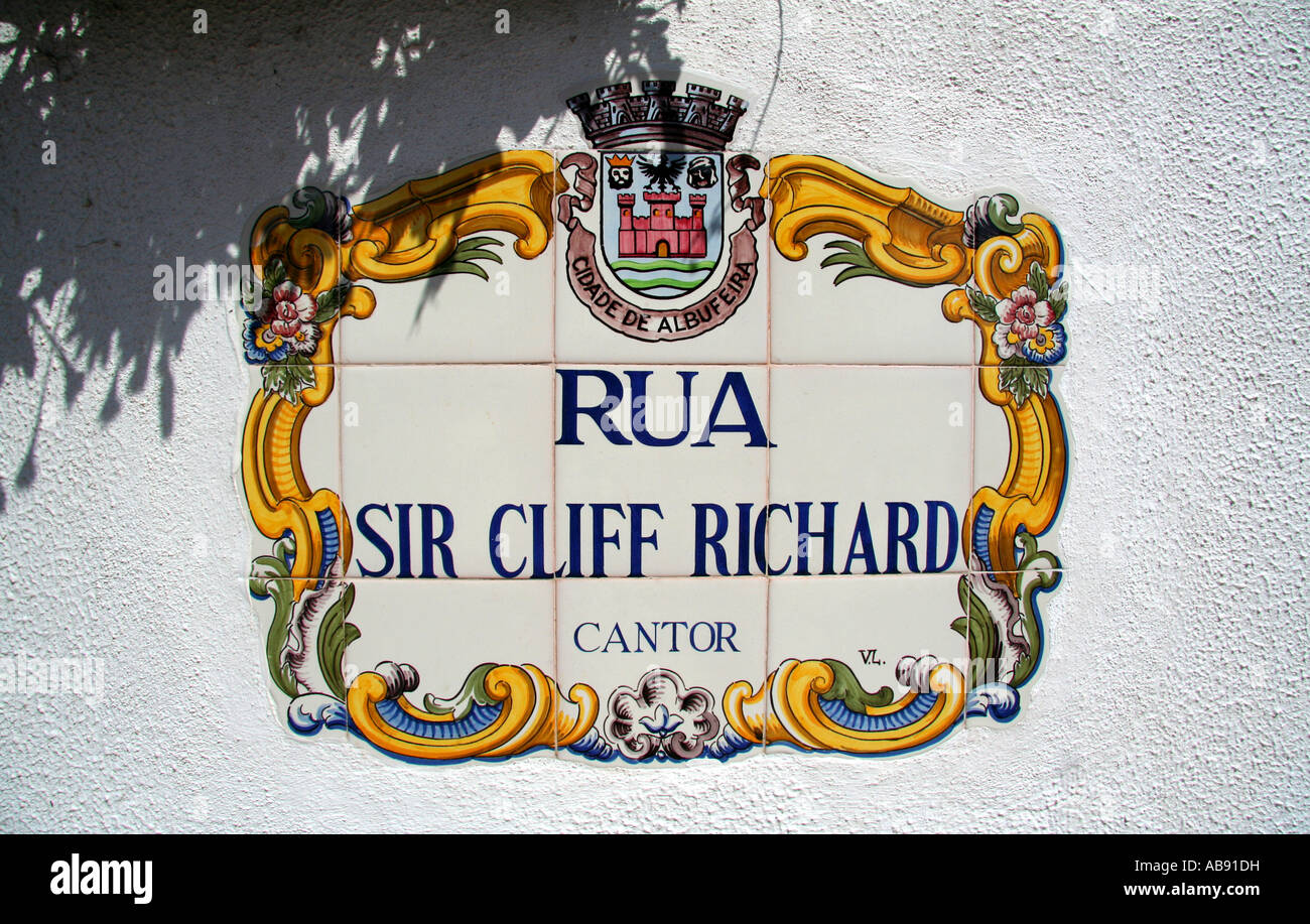 Rua Sir Cliff Richard, Cliff Richard Straße Zeichen Fliese detail, alte Stadt, Algarve, Albufeira Portugal, Europa EU Stockfoto