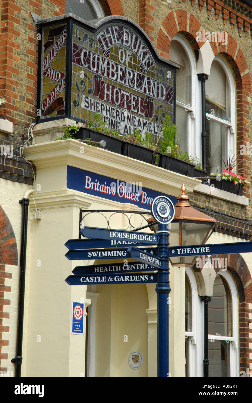 Außenseite des Duke of Cumberland Hotel und Wegweiser Whitstable Kent England Stockfoto