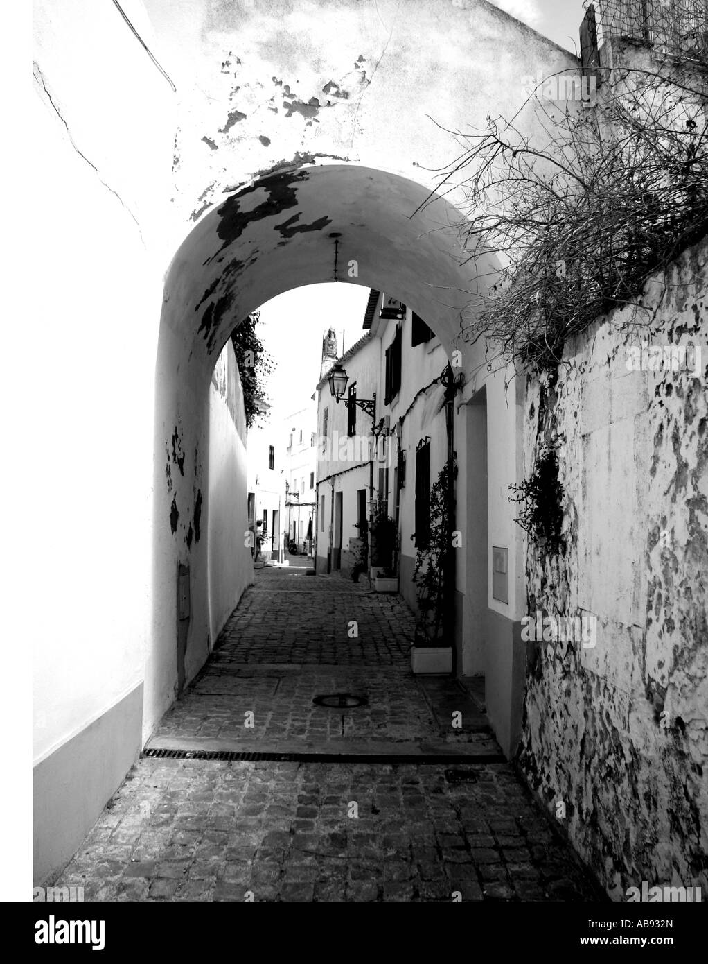 Schwarz / weiß Seitenstraße Gasse Weg, alte Stadt Albufeira Algarve, Portugal, Europa EU Stockfoto