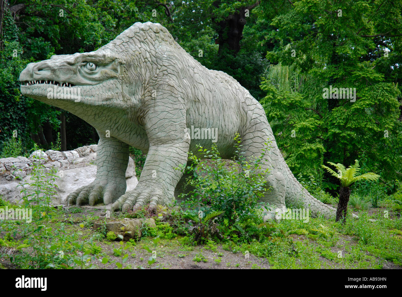 Megalosaurus Dinosaurier Statue im Crystal Palace Park London England Stockfoto