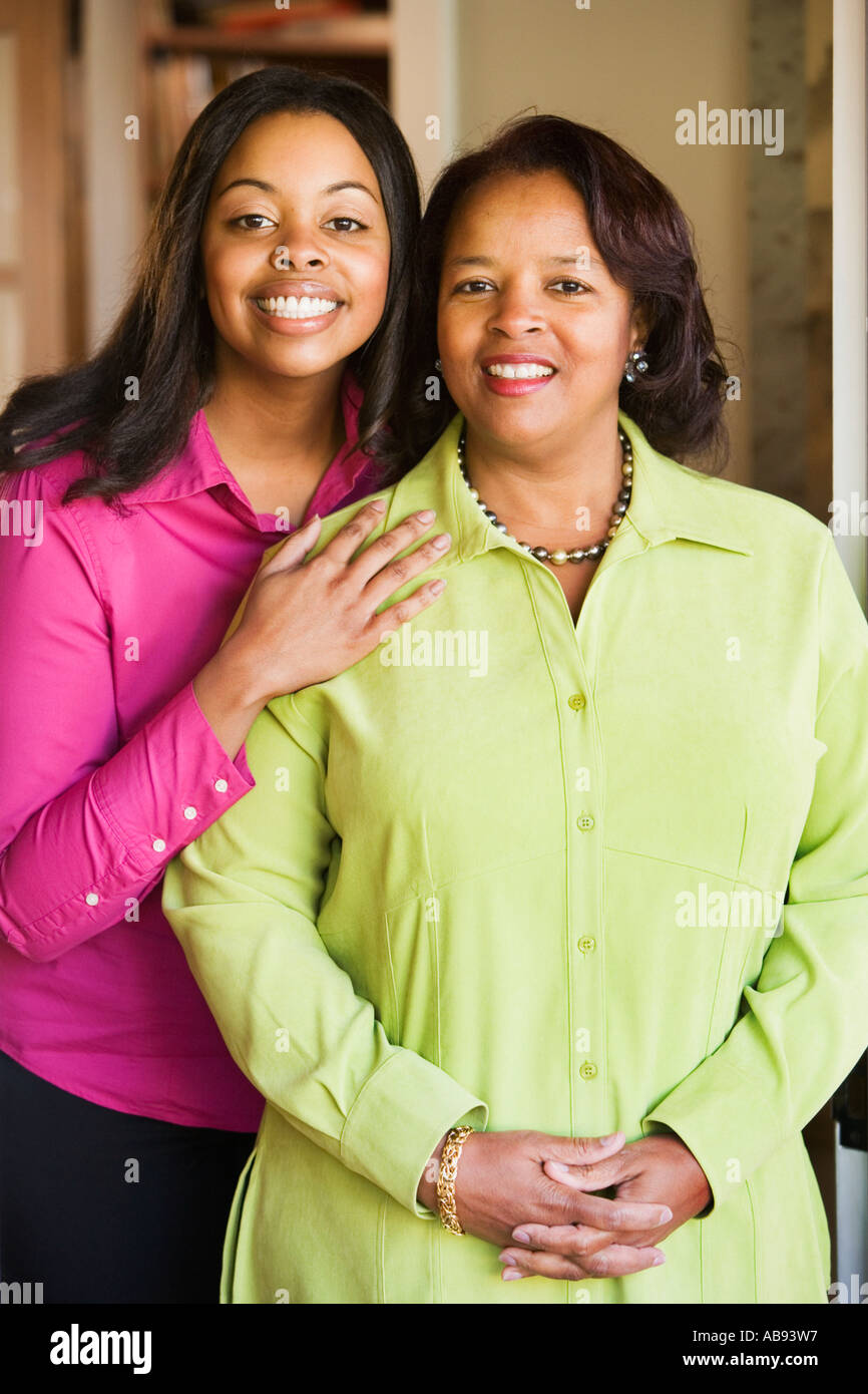 Mutter und Tochter gemeinsam Lächeln Stockfoto