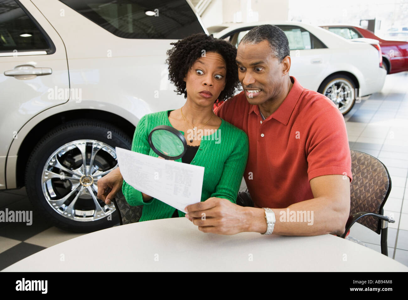 Paar mit einer Lupe das Kleingedruckte zu lesen Stockfoto
