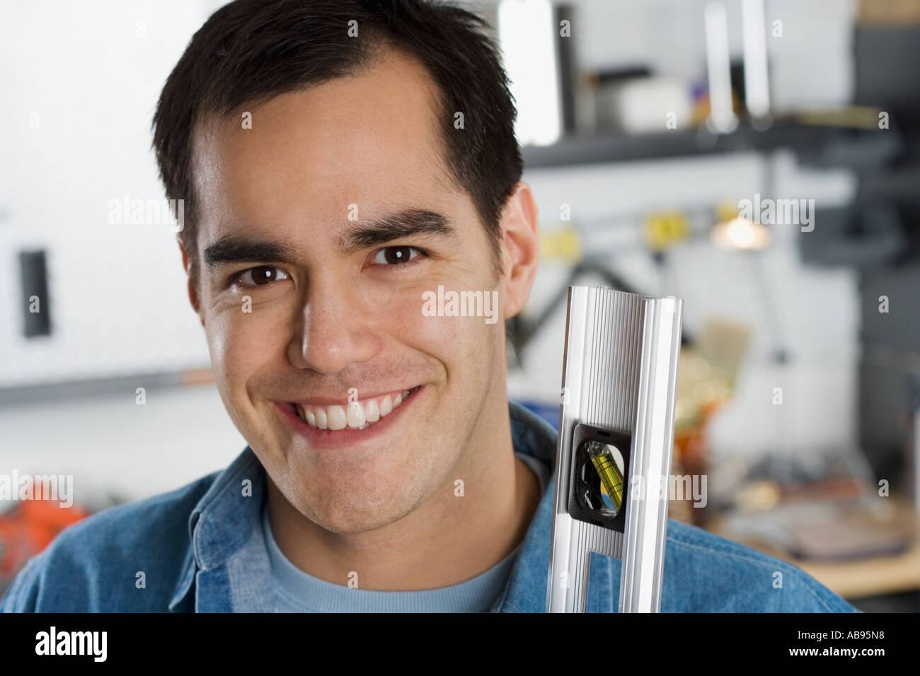 Tischler mit einem Lineal Stockfoto