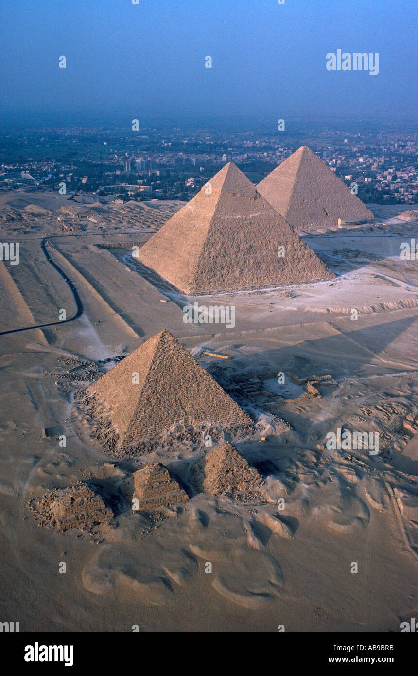 Ägypten. Die drei wichtigsten Pyramiden von Gizeh aus der Luft gesehen, in den späten Nachmittag