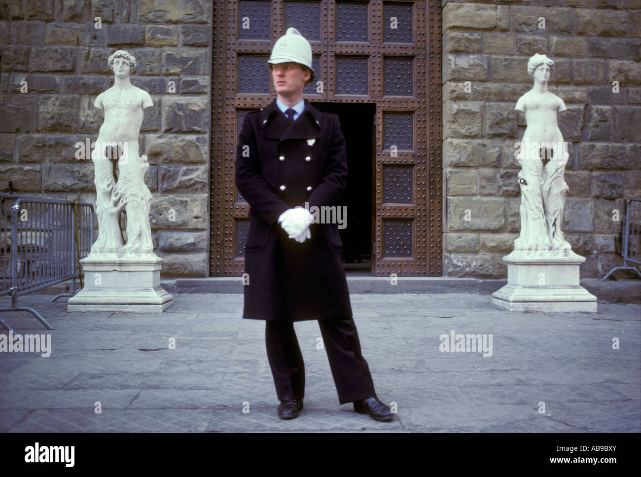 Mailand Italien italienische Polizisten bewachen Helm Stockfoto