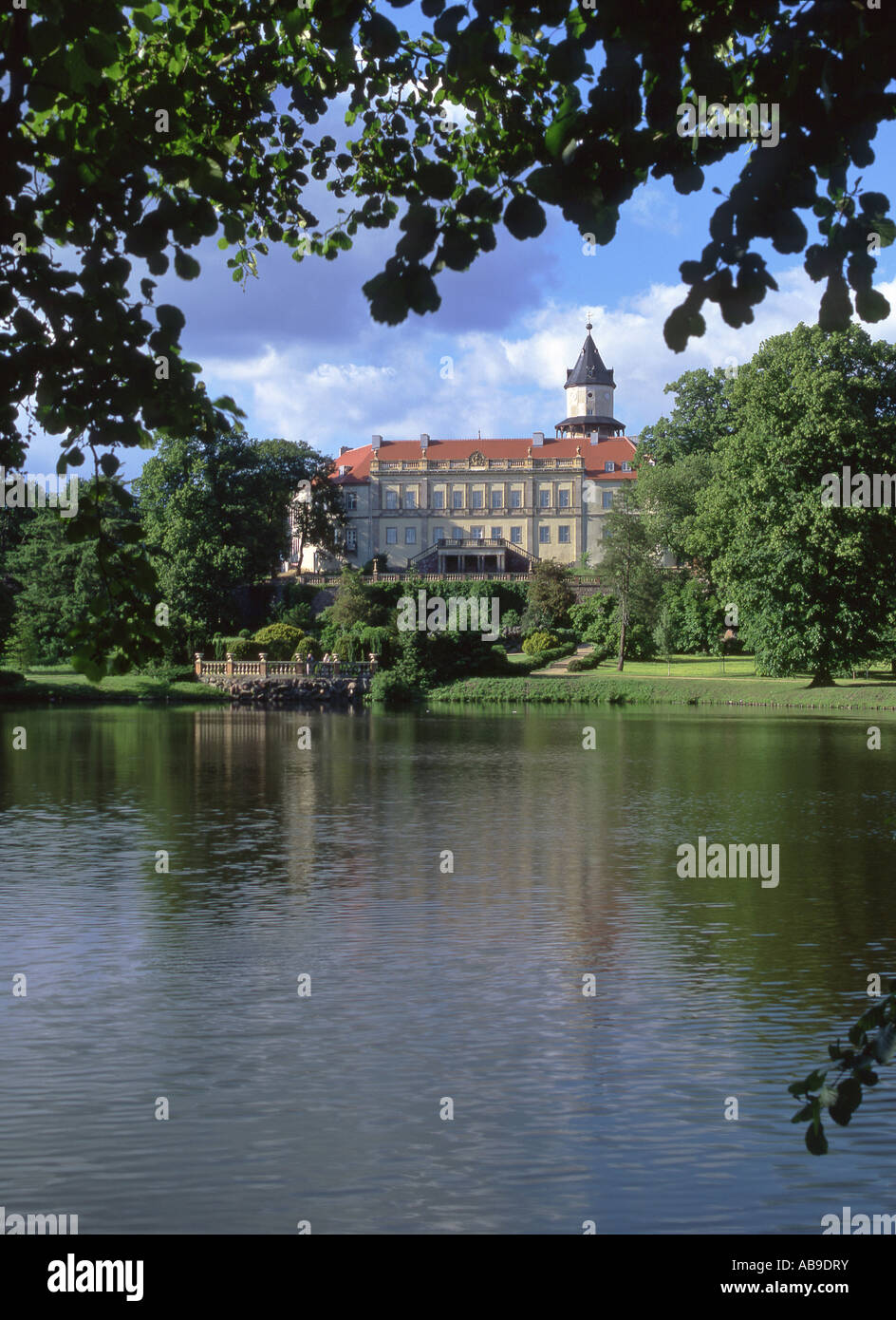 Schloss Wiesenburg und Teich, Wiesenburg, Fläming, Brandenburg