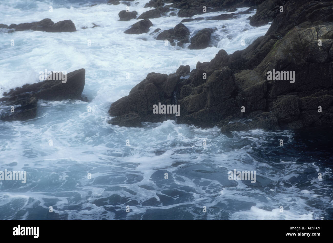 Wellen schlagen auf Felsen North Uist Hebriden Schottland Stockfoto