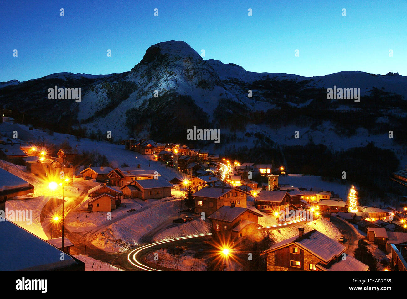 Skigebiet St. Martin de Belleville in der Nacht, Frankreich, Savoyen. Stockfoto