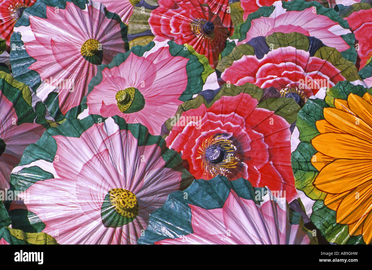 tulpenförmige Papier-Sonnenschirme, Thailand, Chiang Mai Stockfoto