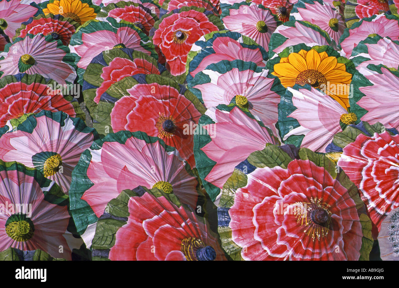 tulpenförmige Papier-Sonnenschirme, Thailand, Chiang Mai Stockfoto