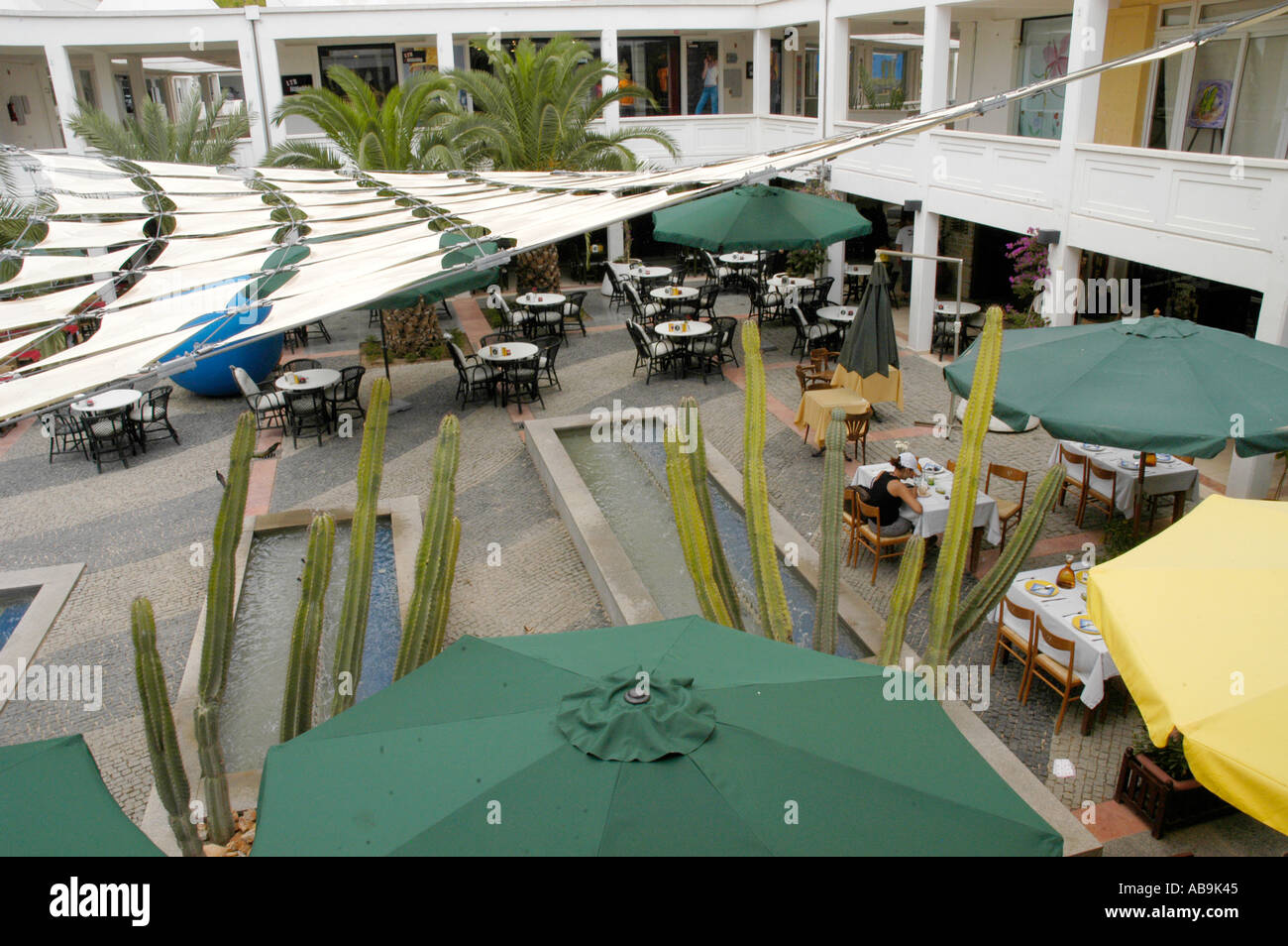 Café im modernen Einkaufszentrum in Bodrum in der Türkei Stockfoto