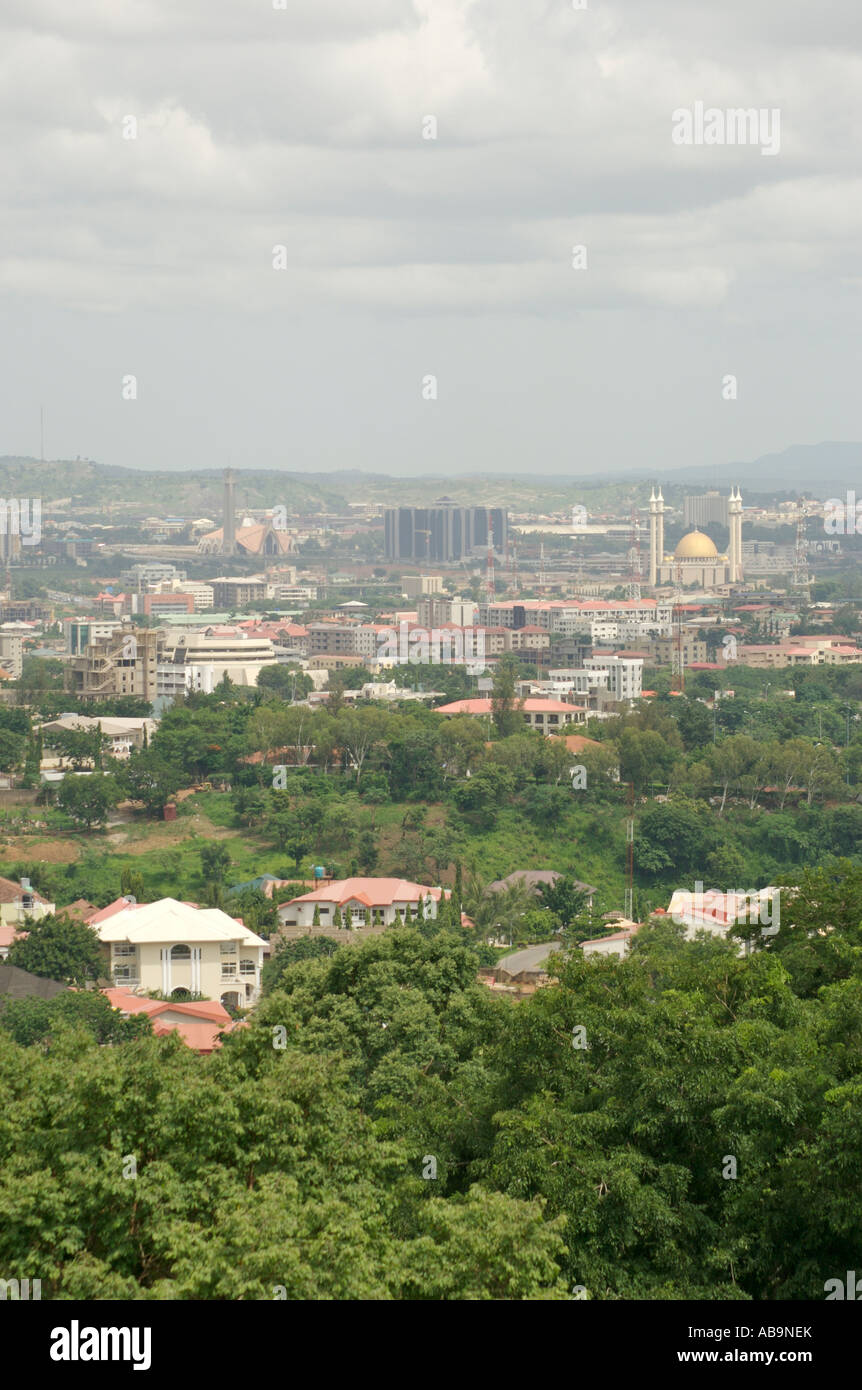 Blick über Abuja mit Kathedrale, Nationalbank und Moschee, Nigeria. Stockfoto