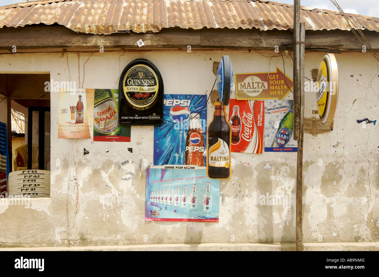 Werbeplakate auf eine Bar in Stadtteile Bezirk, Abuja, Nigeria Stockfoto