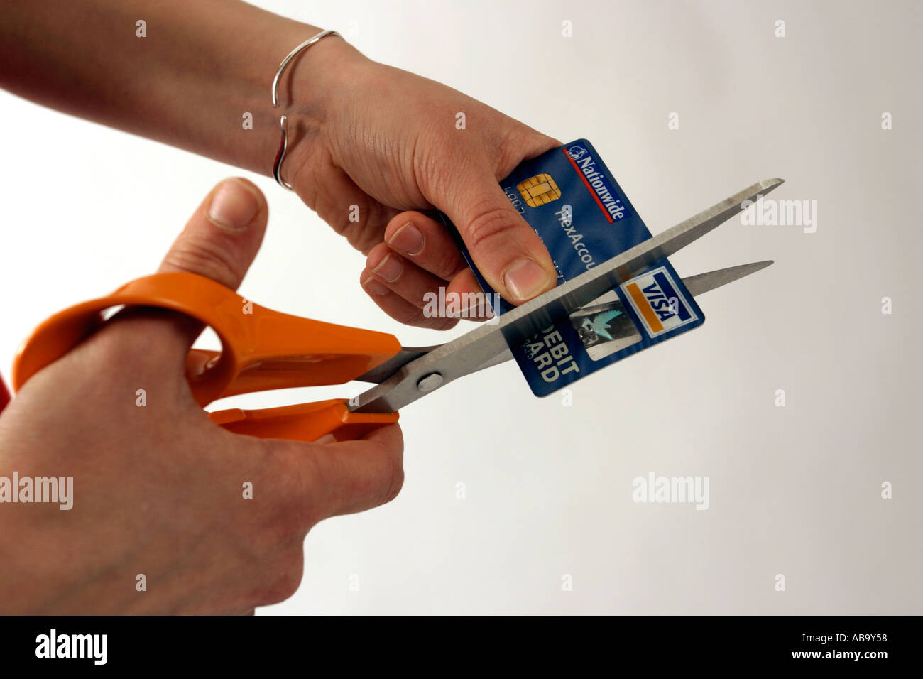 Geld Probleme Schuldenprobleme Zerschneiden der Visa-Debitkarte Stockfoto