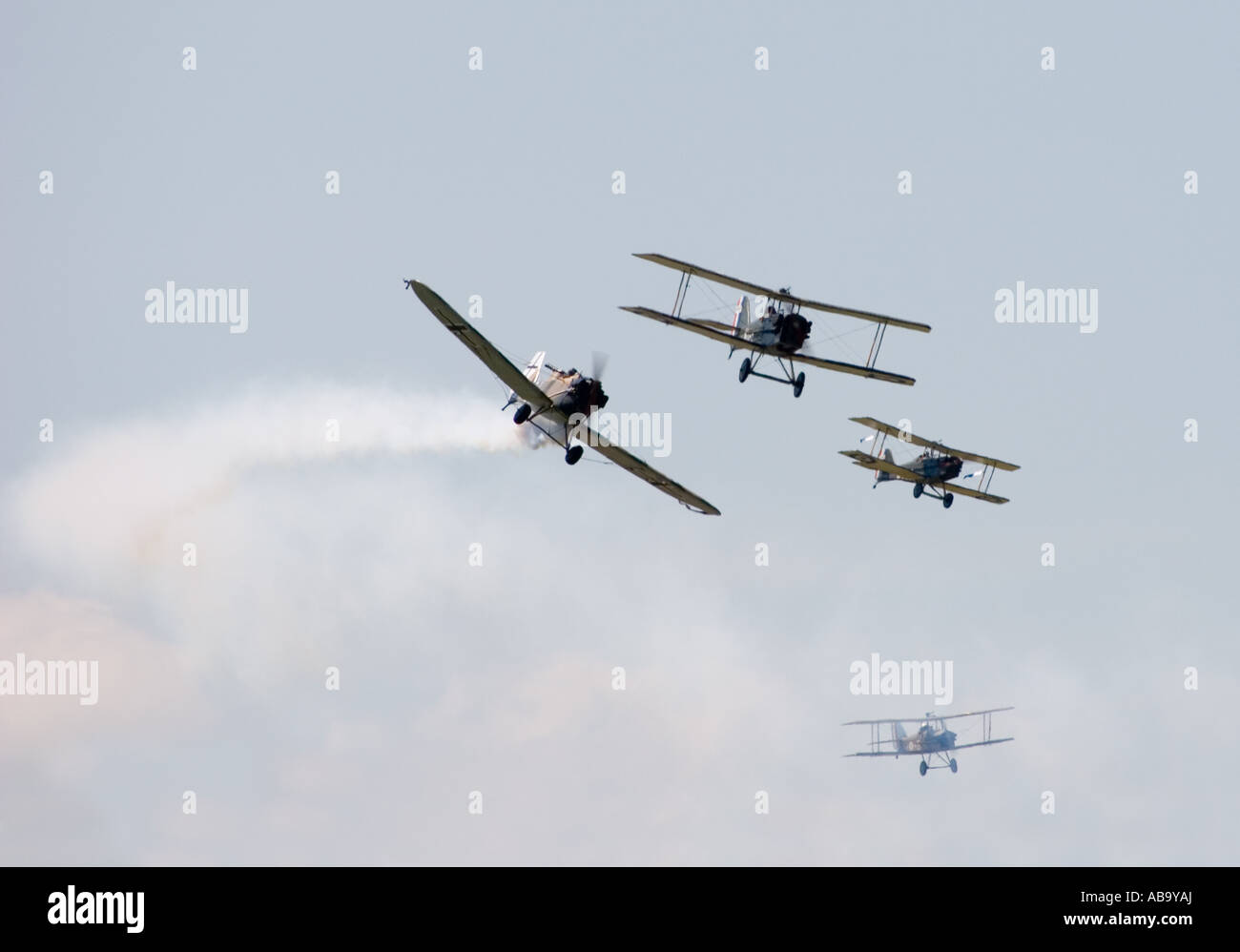 Replik-Oldtimer-Flugzeuge ein Weltkrieg ein Scheingefecht auf der Biggin Hill Airshow durchführen Stockfoto