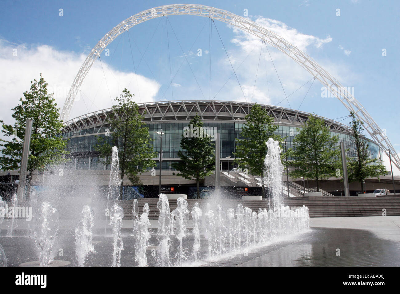 Wembley-Stadion mit Brunnen im Vordergrund, North West London, England. Von außen Wembley Arena gesehen Stockfoto
