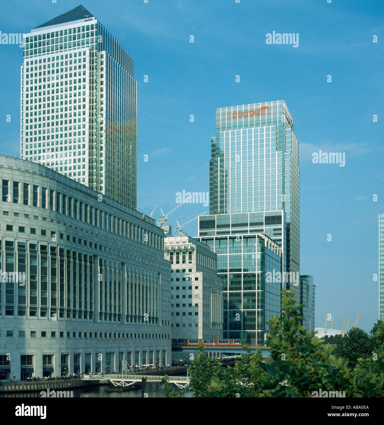 1 Canada Square Tower und der HSBC Tower in Canary Wharf von den Heron Quays in den Londoner Docklands im Jahr 2003 aus gesehen Stockfoto