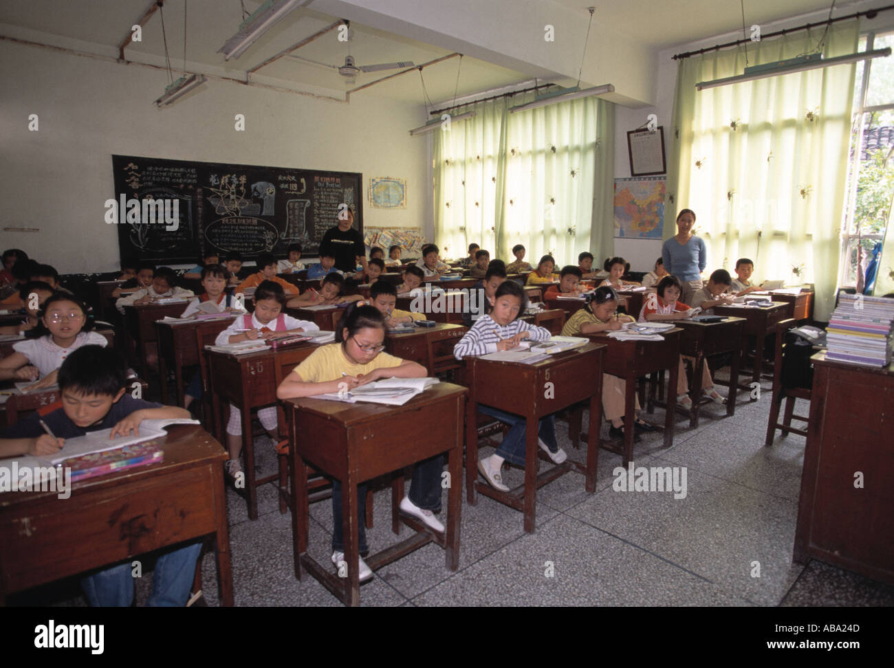 Erste Klasse Kinder an ihren Schreibtischen in einer Nachbarschaft-Grundschule in Chongqing China 041603 Stockfoto