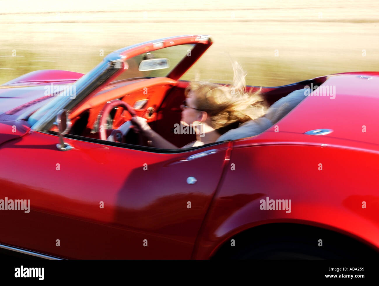 blonde Mädchen, die roten Corvette Cabrio fahren Stockfoto