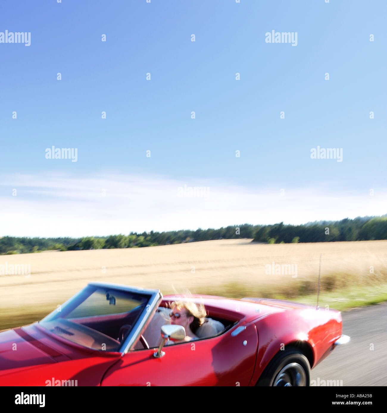 blonde Mädchen, die roten Corvette Cabrio fahren Stockfoto