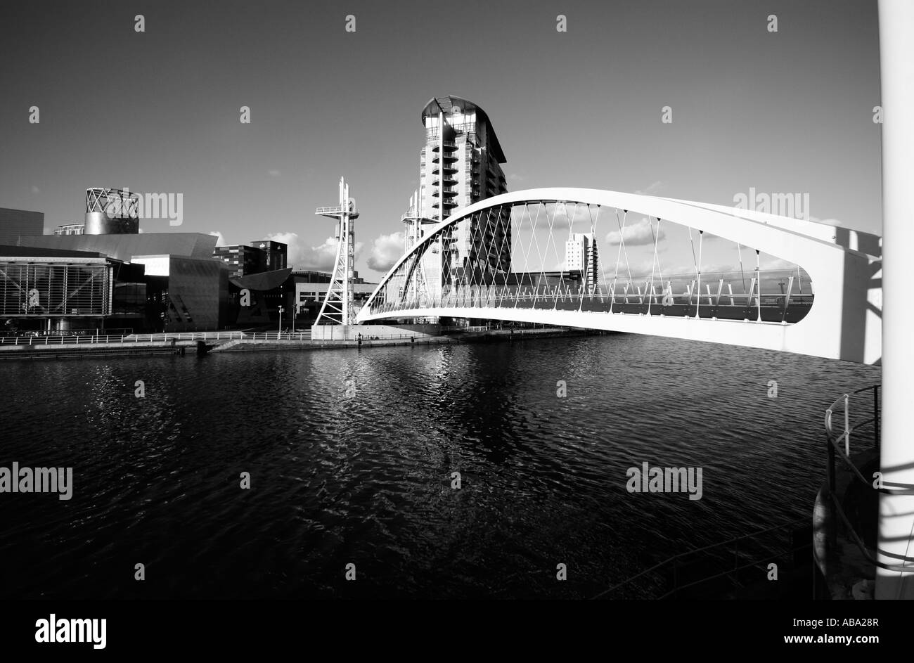 Lowry-Brücke und Apartments auf den Manchester Ship Canal, Salford Quays, Manchester, UK Stockfoto