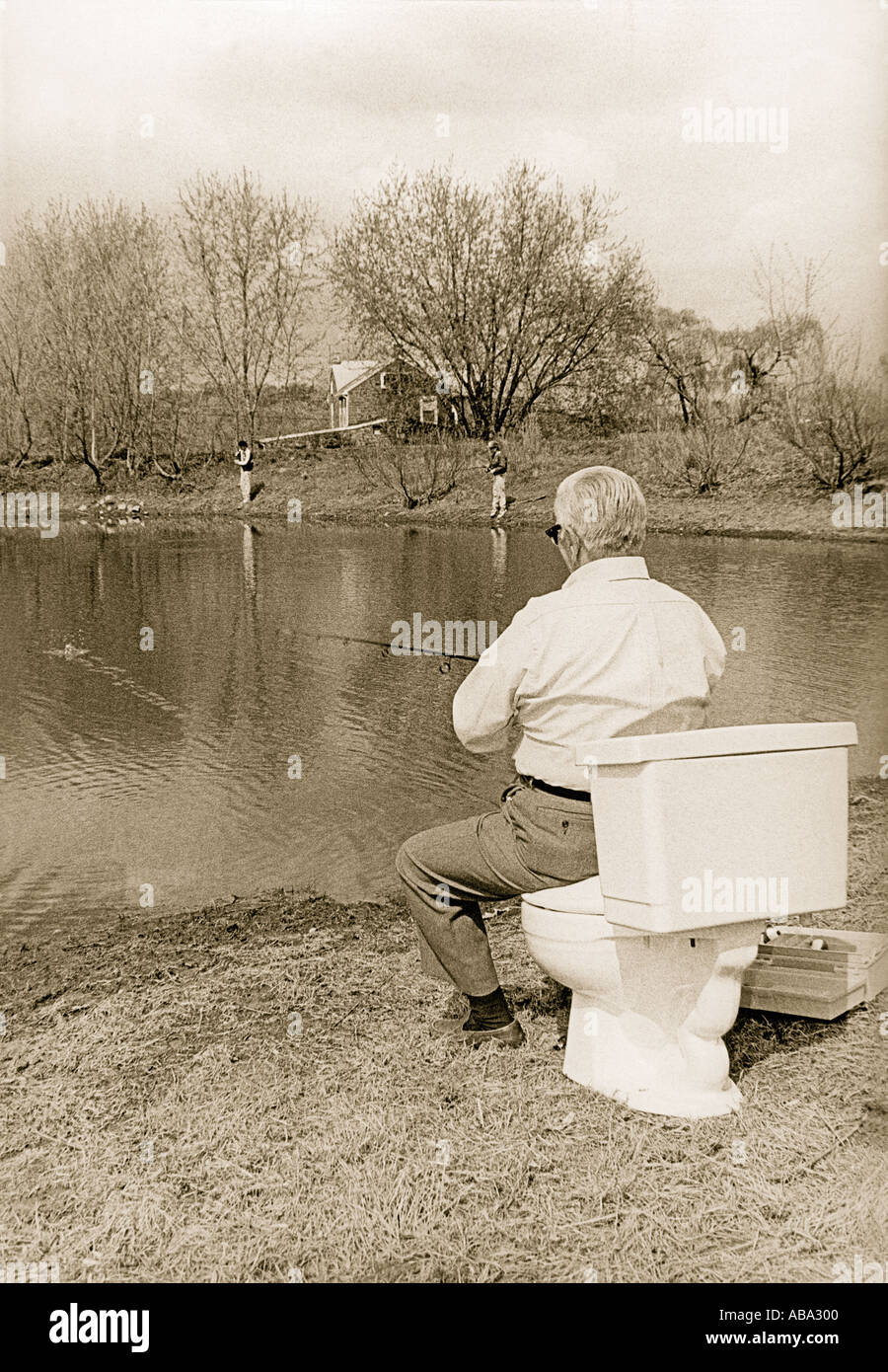 Älterer Mann Angeln Angeln und Toilettengang als seinen Sitz noch gekleidet in kirchlichen Kleidung fotografiert in Pennsylvania Stockfoto