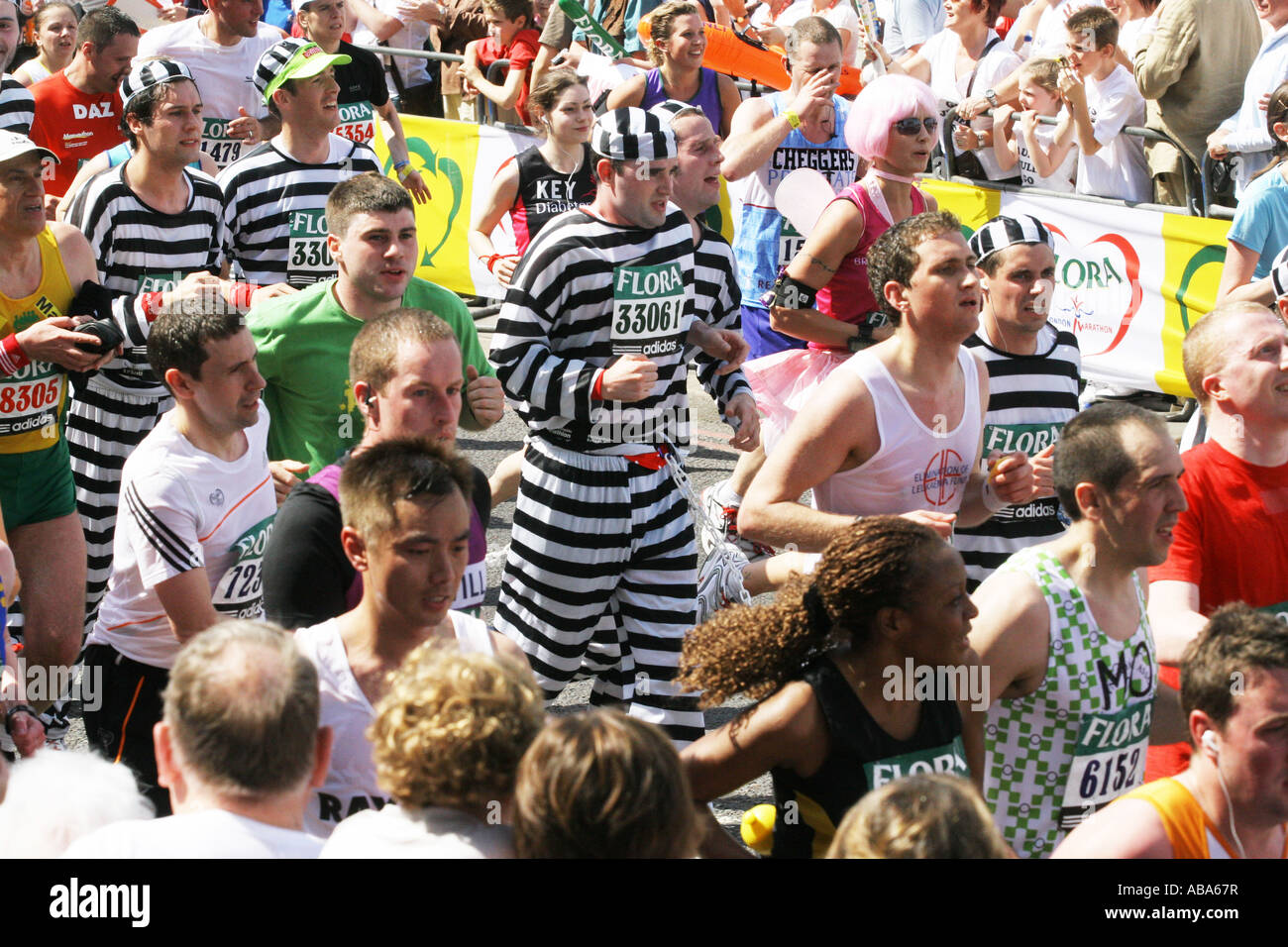 Laufen Sie den London-Marathon für einen guten Zweck, verkleidet als ein "Chain Gang" Stockfoto