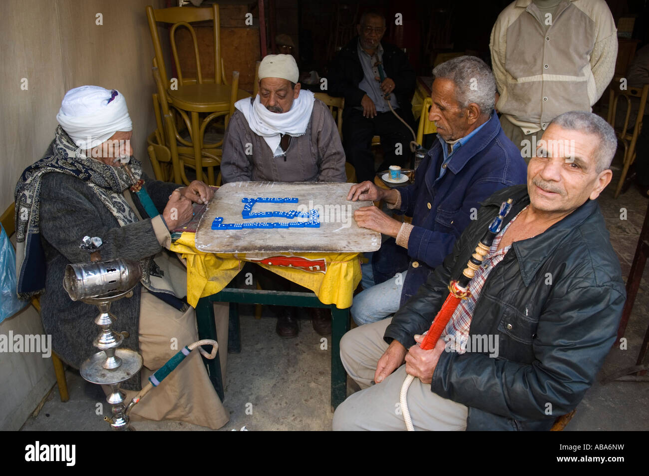 Männer spielen Domino, inzwischen, Alexandria, Ägypten Stockfoto
