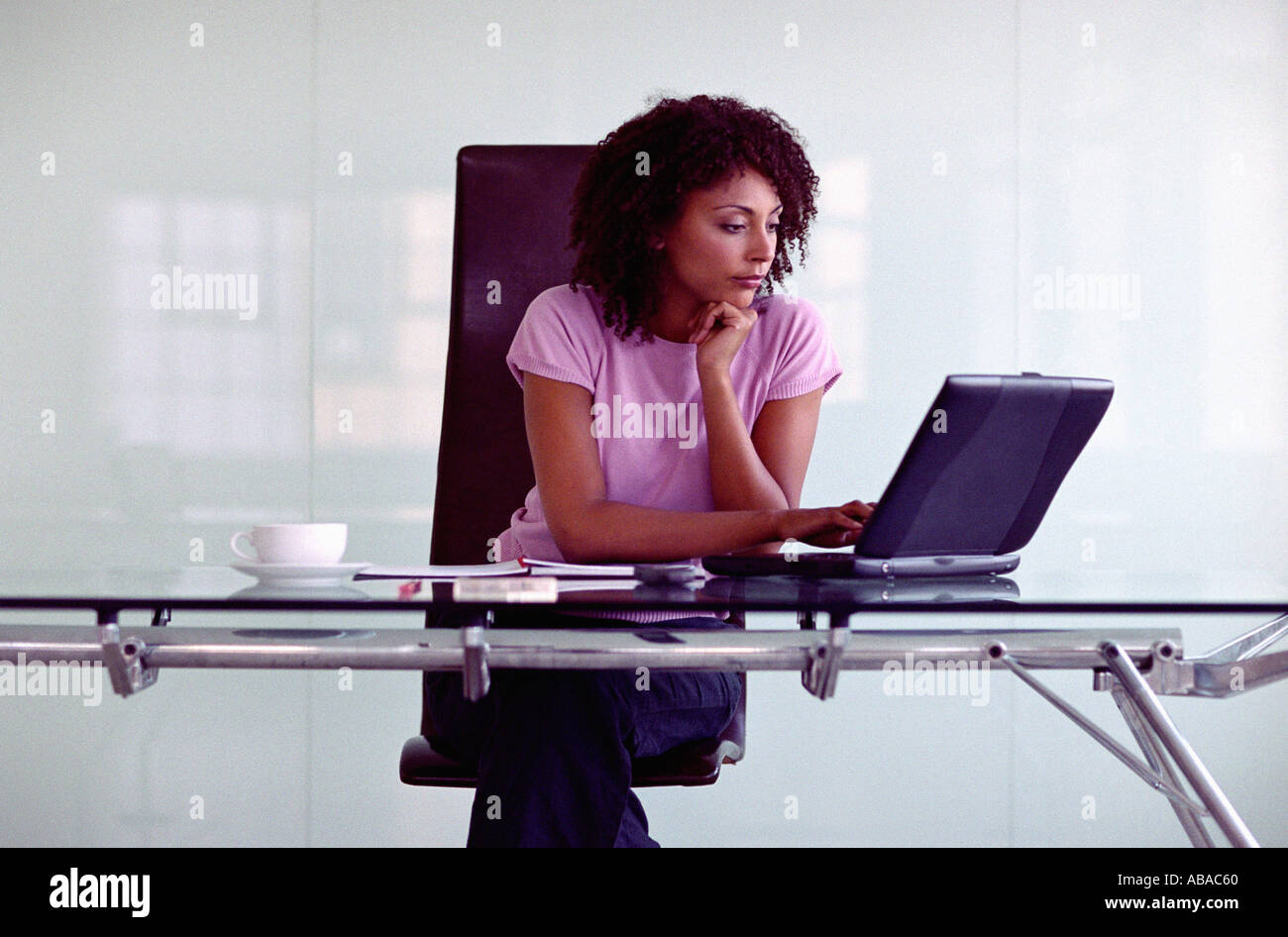 Frau mit laptop Stockfoto