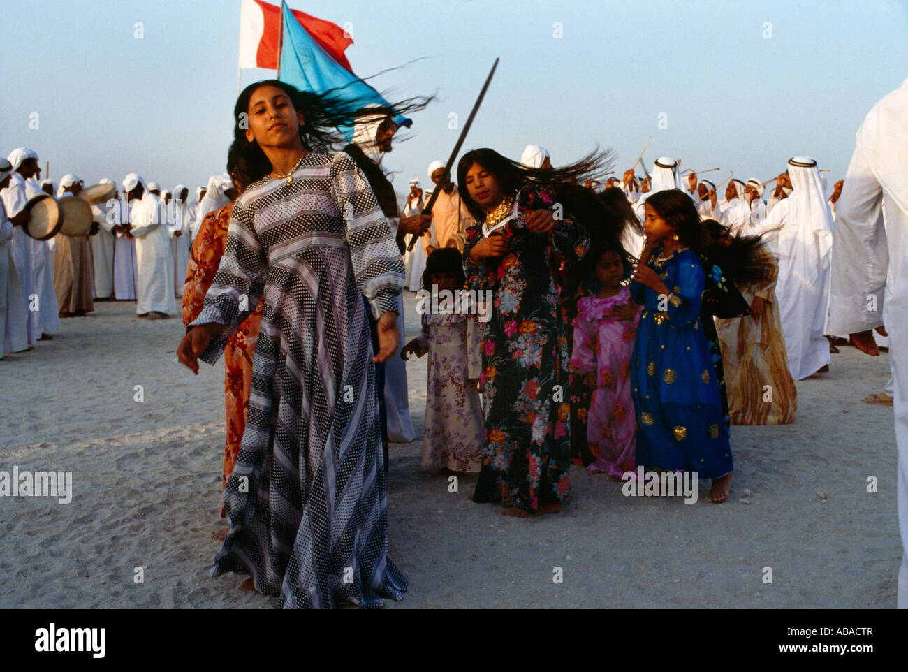 Dubai-Vereinigte Arabische Emirate-Frauen tanzen Na'ahsat Stockfoto